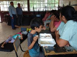 Varias familias evacuadas se alojan este sábado en un refugio en Culiacán, Sinaloa, durante el paso de la tormenta tropical 