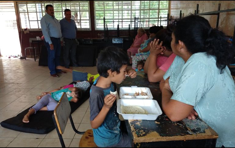 Varias familias evacuadas se alojan este sábado en un refugio en Culiacán, Sinaloa, durante el paso de la tormenta tropical 