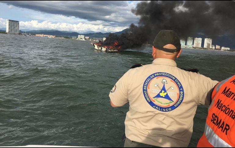 Personal de la Secretaría de Marina, así como de Protección Civil y Bomberos de Jalisco, atendieron a los afectaos y lograron extinguir las llamas. ESPECIAL/UEPCBJ