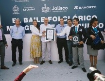 Es oficial. La entrega del Récord Guinness a las autoridades estatales, por “El balet folclórico más grande del mundo”. EL INFORMADOR / F. Atilano
