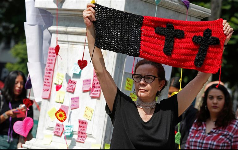Las mujeres unieron los corazones, tejidos de diversos colores, con el veloz movimiento de un gancho, y colgaron las creaciones en un memorial dedicado a las víctimas. AP/G. Riquelme