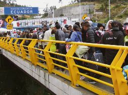 Migrantes llegan al Puente de Rumichaca, donde se espera gran tránsito venezolanos traten de cruzar hasta el día de hoy. EFE
