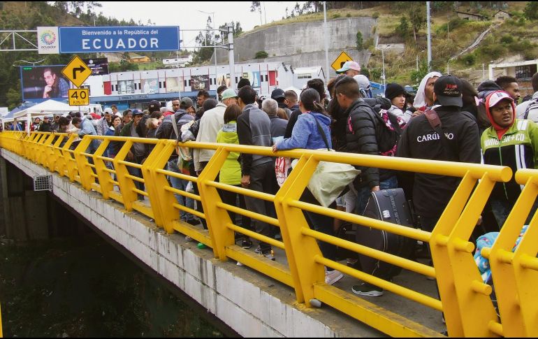 Migrantes llegan al Puente de Rumichaca, donde se espera gran tránsito venezolanos traten de cruzar hasta el día de hoy. EFE