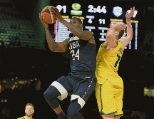 Harrison Barnes (#24), de EU, intenta encestar ante la marca de Joe Ingles, de Australia. AP