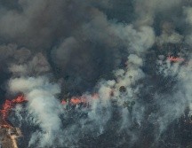 Un incendio en Candeias do Jamari, en el estado de Rondonia. Casi dos mil 500 nuevos focos de incendio se declararon entre el jueves y viernes en la selva amazónica en el norte de Brasil. EFE/Bomberos de Acre/ARCHIVO