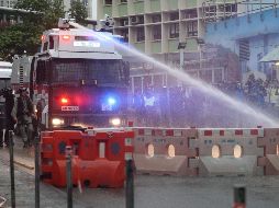 La policía también utilizó cañones de agua para reprimir a los manifestantes. EFE/EPA/J. Favre