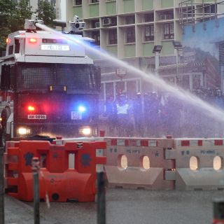 Policía dispara y lanza agua en manifestaciones en Hong Kong