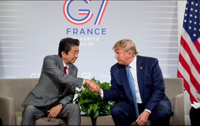Shinzo Abe y Donal Trump se saludan al inicio de una conferencia de prensa durante la Cumbre del G-7. AP/A. Harnik