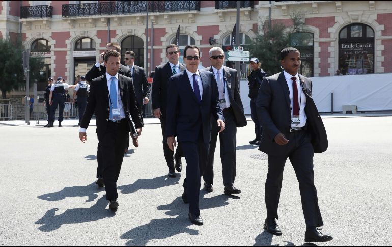 Steven Mnuchin (centro), secretario del Tesoro, camina entre su equipo de seguridad en Biarritz, Francia, durante la cumbre del G-7. AFP/L. Marin