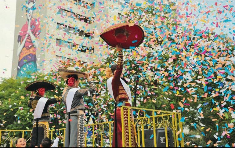 Hubo esmero en los carros alegóricos y los atuendos de los participantes, que se sumó a la alegría de los espectadores. EL INFORMADOR / G. Gallo