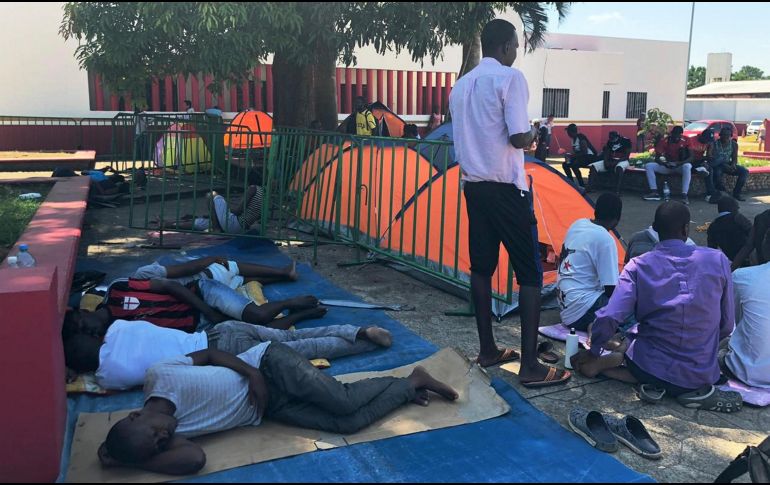 Migrantes africanos se mantienen frente a la estación Migratoria Siglo XXI con la esperanza de obtener la documentación que les permita transitar por México para llegar a EU o Canadá. NOTIMEX/G. Vallejo