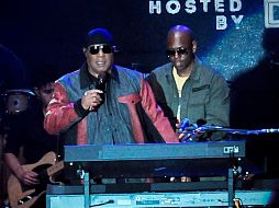 Stevie Wonder (izq) y Dave Chappelle (der) hicieron un llamado contra el racismo. AP