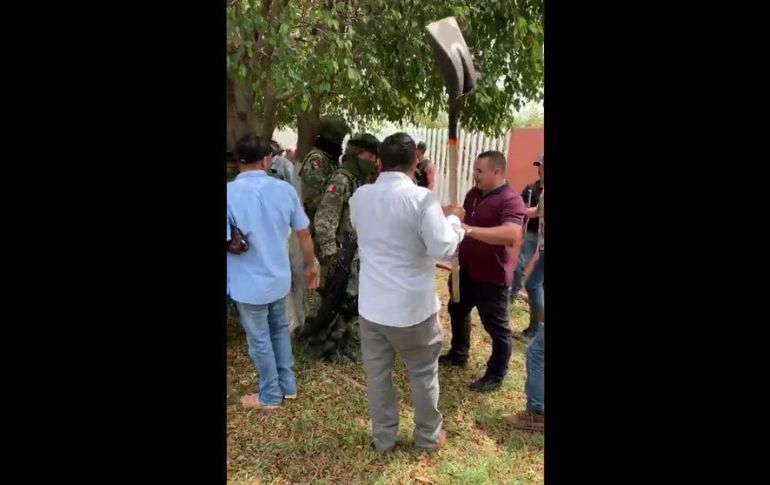 Pobladores agreden a militares con palas y escobas en Michoacán