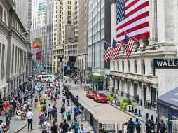 Analistas internacionales atribuyeron las ganancias de la bolsa de Nueva York a las declaraciones que hizo este lunes el presidente Donald Trump desde Francia sobre que Estados Unidos y China. FACEBOOK / NYSE