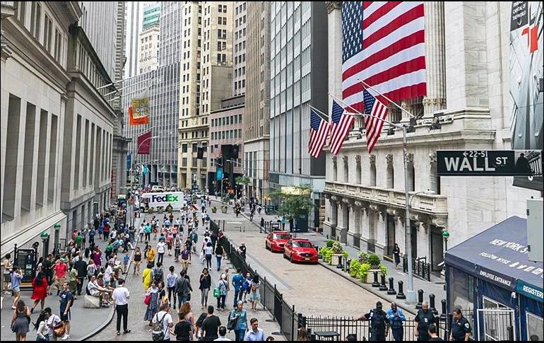 Analistas internacionales atribuyeron las ganancias de la bolsa de Nueva York a las declaraciones que hizo este lunes el presidente Donald Trump desde Francia sobre que Estados Unidos y China. FACEBOOK / NYSE