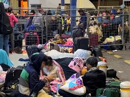 Migrantes venezolanos se ven en la madrugada de este lunes en la terminal de Rumichaca, en la frontera entre Colombia y Ecuador. EFE/ E. Benarroch