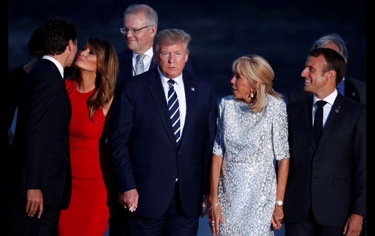 Justin Trudeau (i-d), Melania Trump, Donald Trump, Brigitte Macron y Emmanuel Macron se reunieron el domingo para la foto de la cumbre del G-7. EFE/EPA/I. Langsdon