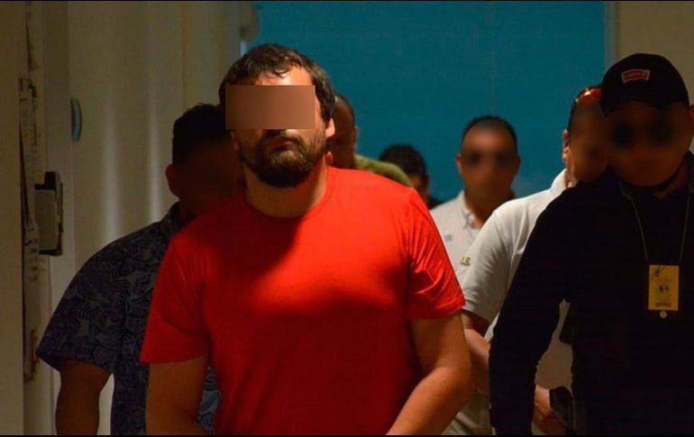 Autoridades mexicanas entregaron a Dylan Bennett a agentes del FBI, el domingo, en Cancún. EFE/ FGE