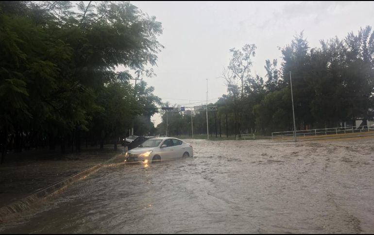 Se reportaron inundaciones en el canal de avenida Patria a la altura de Colomos. ESPECIAL
