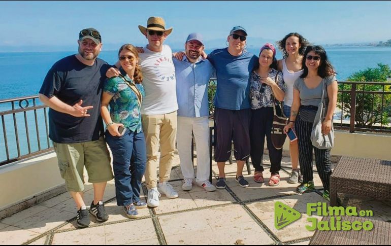 Rodolfo Guzmán (al centro con camisa azul y pantalón blanco), con el equipo de Sony Pictures en Puerto Vallarta. ESPECIAL