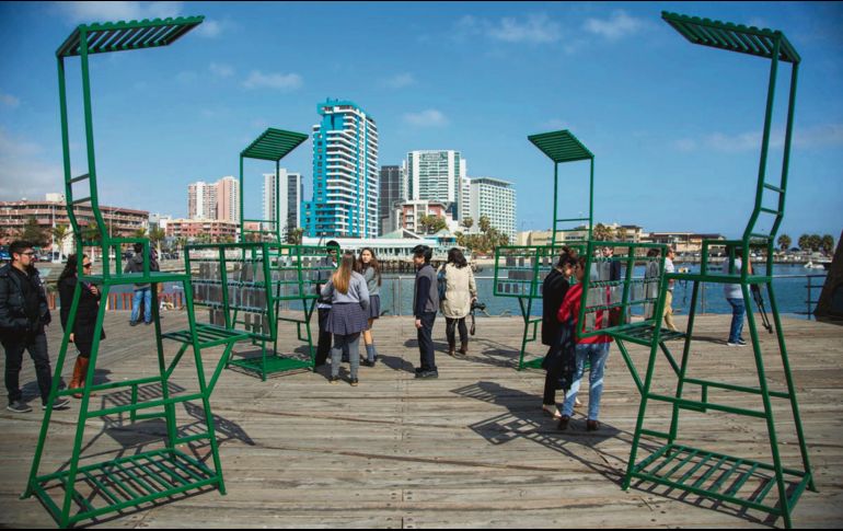 La pieza conformada de cinco sillas se colocó en un muelle histórico en Antofagasta, Chile. CORTESÍA