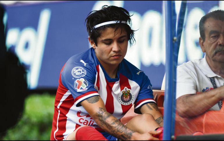 Contra Necaxa, “Chofis” salió en el carrito de las desgracias. IMAGO7