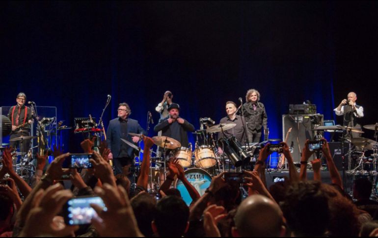 -El Teatro Diana mostró una entrada cercana al lleno, con un público efusivo y que se encontró con la exigencia de la no usar celulares durante el “show”. FACEBOOK / Teatro Diana