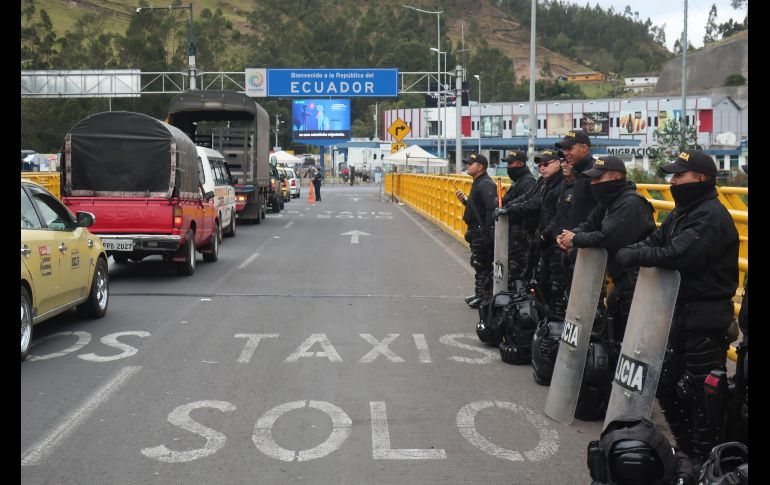 Policías colombianos vigilan para impedir el paso de migrantes venezolanos, este martes en el Puente Internacional de Rumichaca, fronterizo con Ecuador. EFE/E. Benaroch