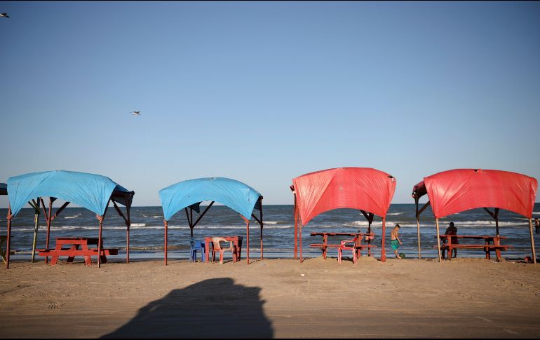 Pequeños comedores con lonas sobre pilotes de madera se ven en un tramo de Playa Bagdad. AP/E. Espejel