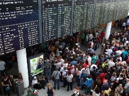 La alarma obligó a cancelar decenas de vuelos desde el primer momento y la normalidad en la sección de facturación no se recuperó hasta pasadas varias horas. AP/M. Schrader