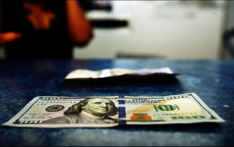 La moneda se compró en un precio mínimo 18.90 pesos en bancos capitalinos. EL INFORMADOR/ARCHIVO