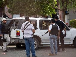 El tiroteo del 6 de enero de 2015 en Apatzingán dejó al menos nueve personas muertas. En la imagen, agentes que acudieron a la escena del crimen. EFE/ARCHIVO
