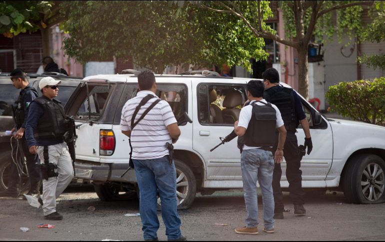 El tiroteo del 6 de enero de 2015 en Apatzingán dejó al menos nueve personas muertas. En la imagen, agentes que acudieron a la escena del crimen. EFE/ARCHIVO