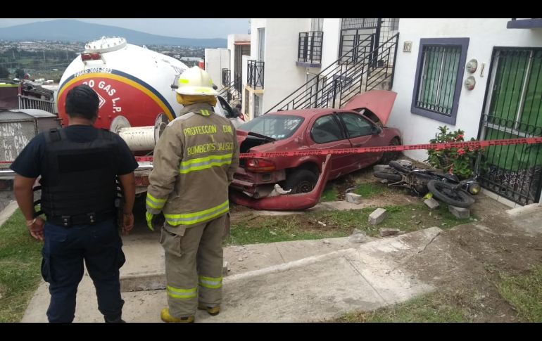 El vehículo terminó impactando un tejabán y las escaleras de ingreso de una casa dúplex, además de dañar dos vehículos y una motocicleta. ESPECIAL/