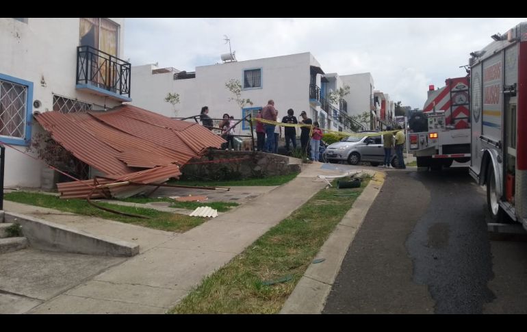 El vehículo terminó impactando un tejabán y las escaleras de ingreso de una casa dúplex, además de dañar dos vehículos y una motocicleta. ESPECIAL/