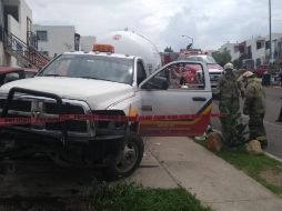 El vehículo terminó impactando un tejabán y las escaleras de ingreso de una casa dúplex, además de dañar dos vehículos y una motocicleta. ESPECIAL/