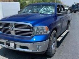 Varios sujetos atacaron a los oficiales con armas de alto poder desde una camioneta RAM con placas de Texas. ESPECIAL