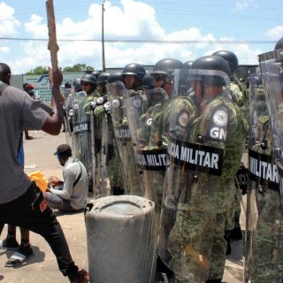 Protesta en estación migratoria de Chiapas deja dos lesionados