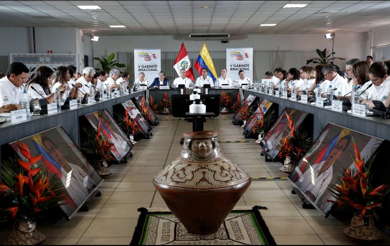 Los presidentes de Perú Martín Vizcarra (c-d) y de Colombia Iván Duque (c-i), acompañados por su gabinete, participan en el inicio del quinto Gabinete Binacional entre los gobiernos de ambos países. EFE/P. Aguilar