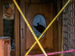 Detalles de los daños a la entrada principal del bar 