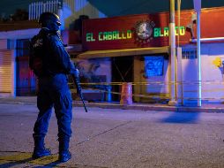 Sujetos armados irrumpieron en el bar con bidones de gasolina rociándolos en el lugar, según testigos. EFE/A. Hernández