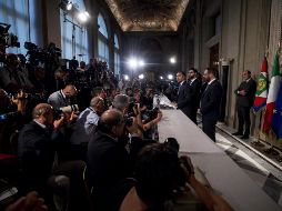 El portavoz presidencial, Giovanni Grasso, habla ante periodistas reunidos en la sala de prensa del Quirinale, sede de la Presidencia italiana. EFE/A. Carconi
