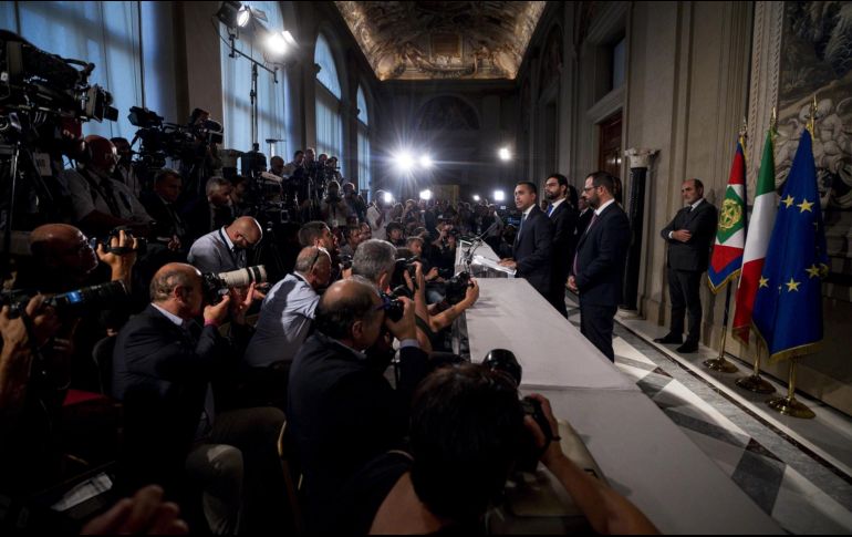 El portavoz presidencial, Giovanni Grasso, habla ante periodistas reunidos en la sala de prensa del Quirinale, sede de la Presidencia italiana. EFE/A. Carconi