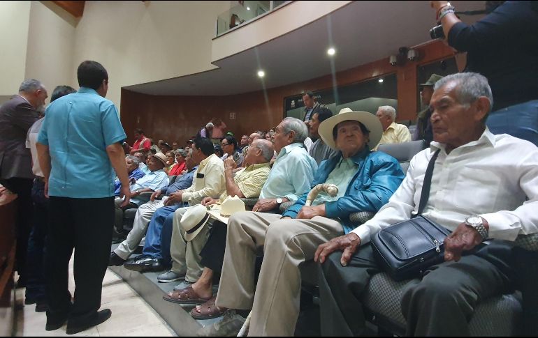 El contingente entabló diálogo con Salvador Caro Cabrera, presidente del Grupo Parlamentario de Movimiento Ciudadano, quien aseguró que se revisará la iniciativa. EL INFORMADOR / P. López