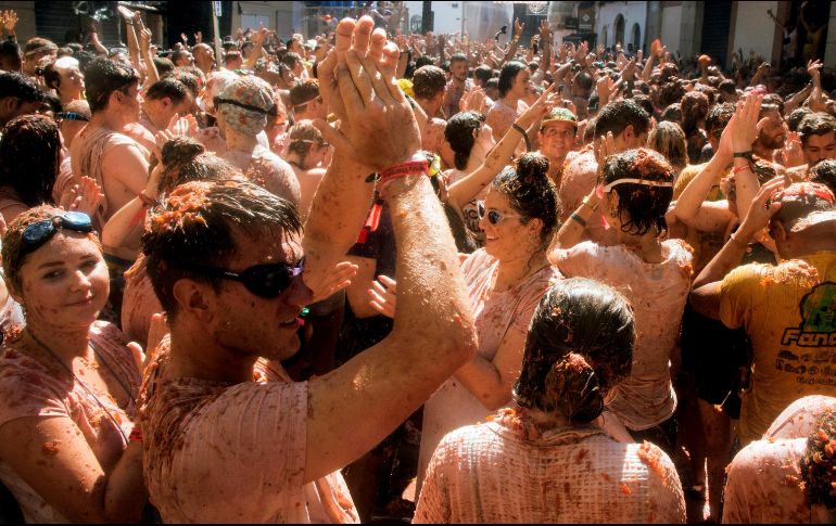 Con un amplio dispositivo de seguridad, la fiesta transcurrió sin incidentes violentos en medio de un ambiente veraniego y de guerra pacífica. EFE/M. Polo