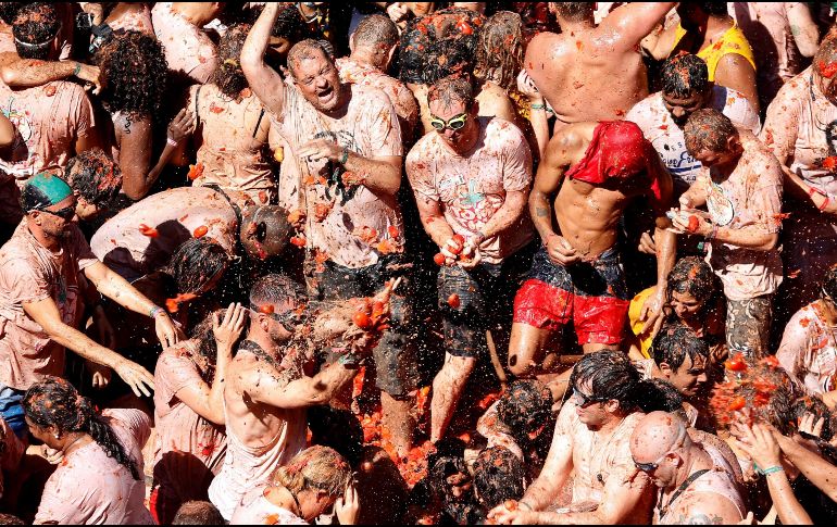 Con un amplio dispositivo de seguridad, la fiesta transcurrió sin incidentes violentos en medio de un ambiente veraniego y de guerra pacífica. EFE/M. Polo