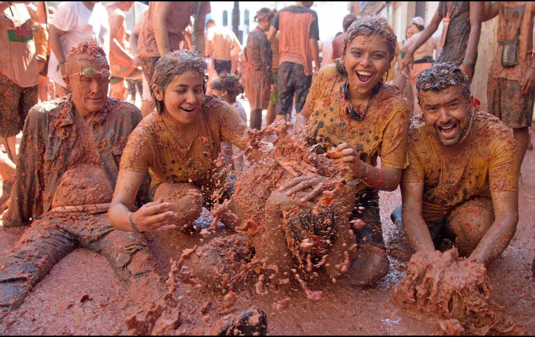 Con un amplio dispositivo de seguridad, la fiesta transcurrió sin incidentes violentos en medio de un ambiente veraniego y de guerra pacífica. EFE/M. Polo