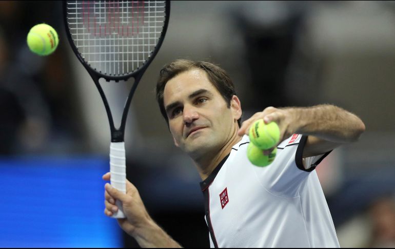 Roger Federer lanza algunas pelotas autografiadas a los asistentes al juego. AP/E. Muñoz