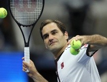 Roger Federer lanza algunas pelotas autografiadas a los asistentes al juego. AP/E. Muñoz