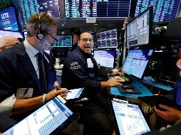 Inversionistas siguen destinando fondos a los bonos del gobierno, manteniendo los rendimientos de los títulos a largo plazo por debajo de los de corto plazo. AP/R. Drew